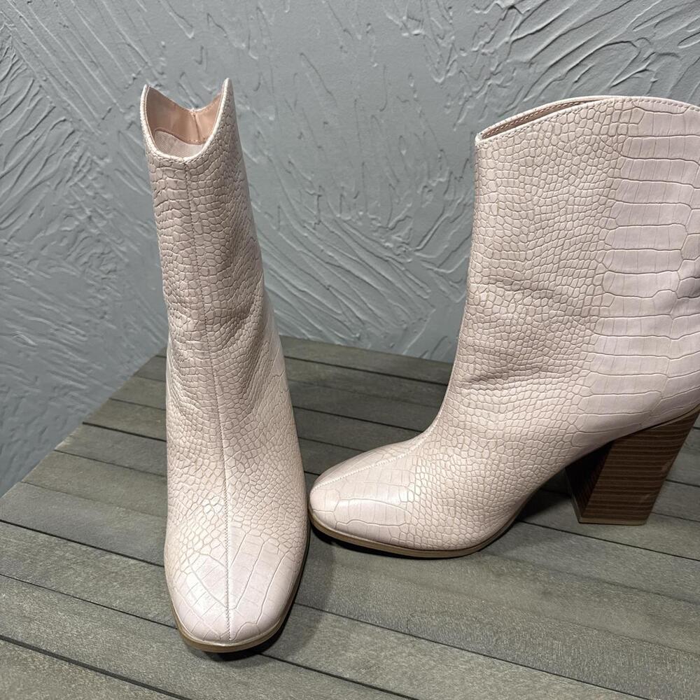 Women’s 7.5 Croc-Embossed Western-Inspired Ankle Boots